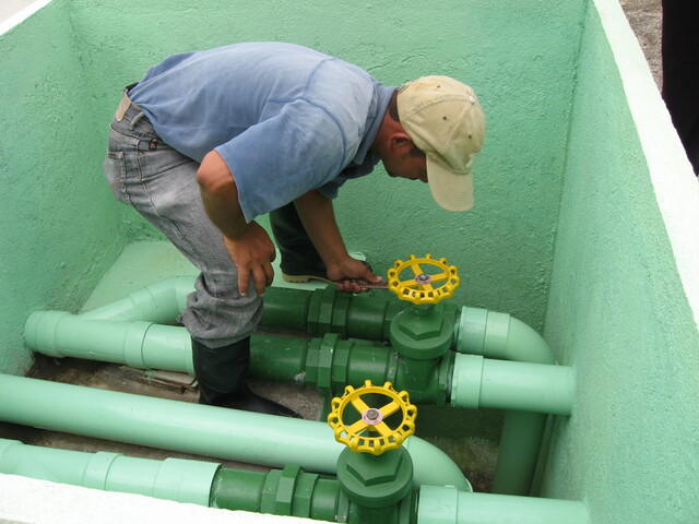 Checking the water pipes in Tegucigalpa
