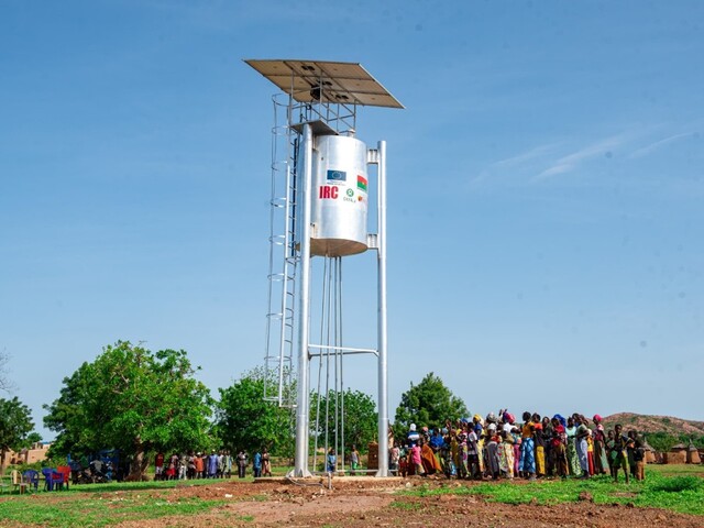  Population rassemblée au pied du château d’eau de Guido – Crédit : IRC