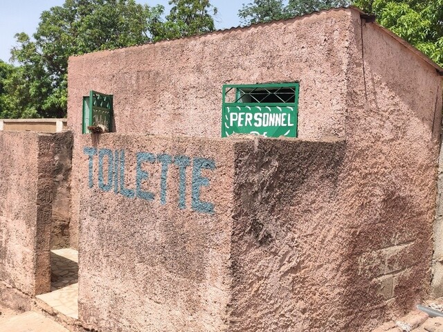 Latrine pour personnel soignant au CSCom de Sincina. @IRC
