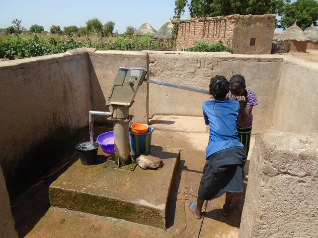 Children pumping water in a commune in Makalondi, Niger. Photo: IRC WASH