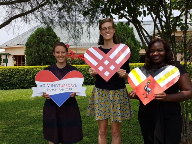 Uganda GT women with signs
