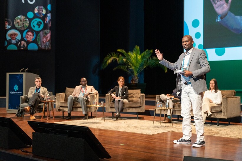 An opposition speaker presenting arguments againist integration in the Integrate Debate at the All Systems Connect conference. Photo credits: Tjalondo (Rockin’Pictures)