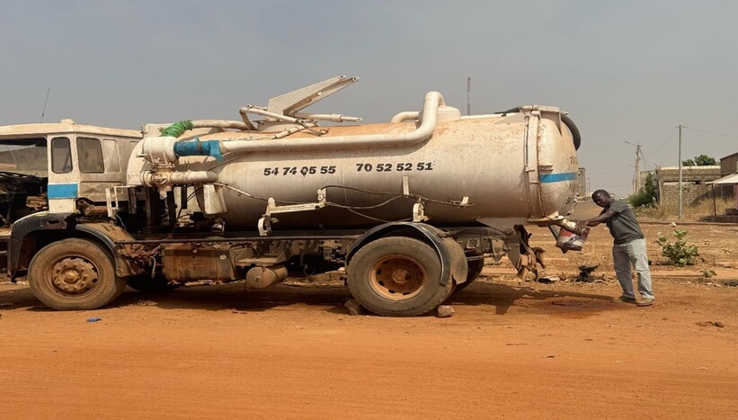Préparation à la collecte des boues de vidange, un camion de vidange prêt à intervenir (Ph, IRC, 2025)