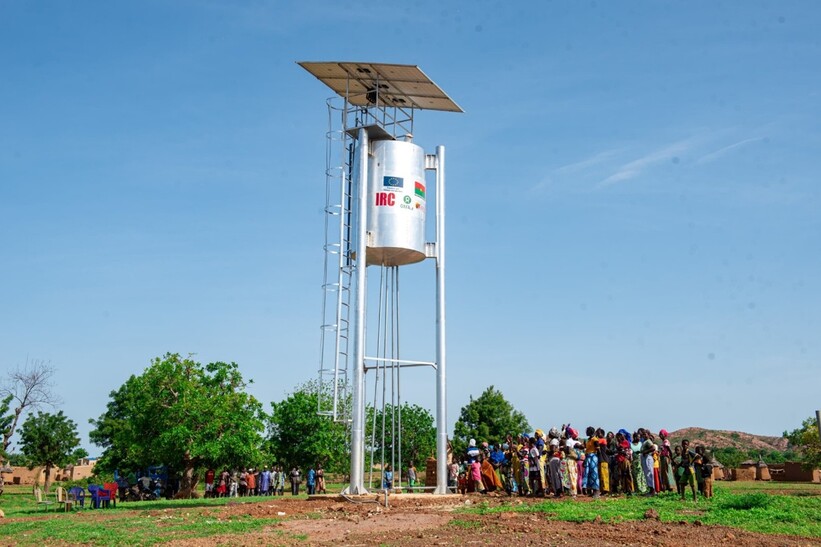  Population rassemblée au pied du château d’eau de Guido – Crédit : IRC