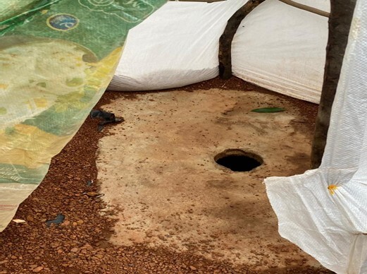 Exemple de latrines temporaires utilisées par les communautés en situation d’urgence (Ph, IRC-OXFAM, 2024)