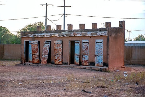 Toilettes scolaires non fonctionnelles et abandonnées dans une école (Ph, IRC, 2019)