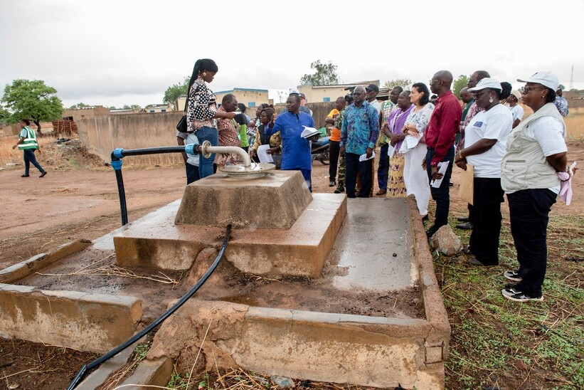 Visite d’un forage dans le village de Laba par l’Equipe du projet, le 16/05/2024. Crédit photo IRC Burkina
