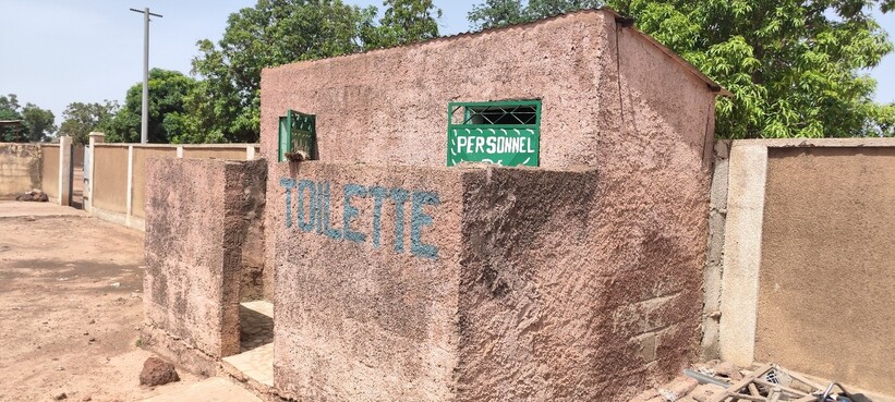 Latrine pour personnel soignant au CSCom de Sincina. @IRC
