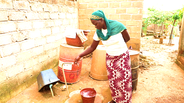 Thanks to the borehole connection, people in sector 6 now have drinking water near their home (Ph, IRC Burkina, 2024) Woman fetching water from a tap in Tenkodgo Burkina Faso