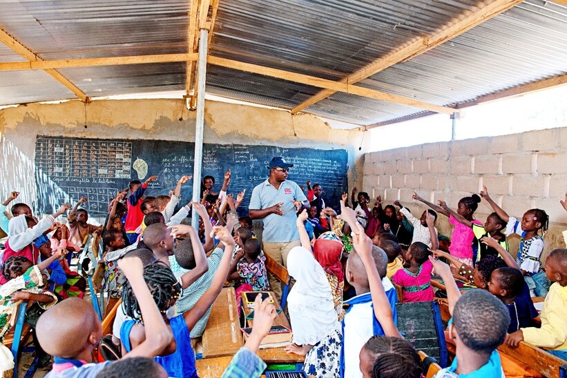 The children/ pupils are very happy and enthusiastic about being part of this campaign (Ph, IRC Burkina, 2024) Kids cheering to the teacher learning them about clean hands in Tenkodogo