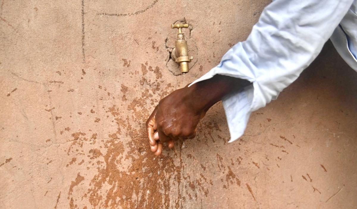 TINGRELA Health care worker washes hands