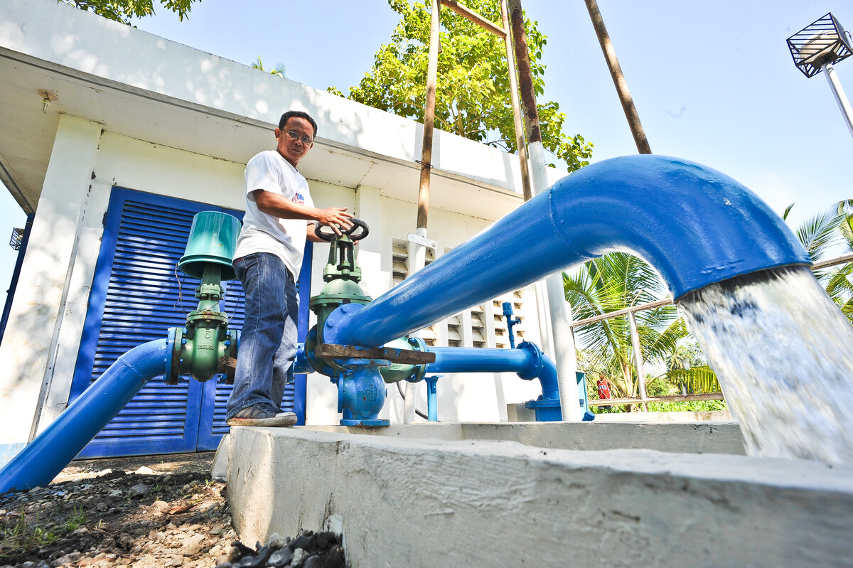 Many residents in the southern Philippine island of Mindanao do not have easy access to potable water in their homes. The Mindanao Basic Urban Services Sector Project - funded by ADB – is helping change that. Credit: Eric Sales