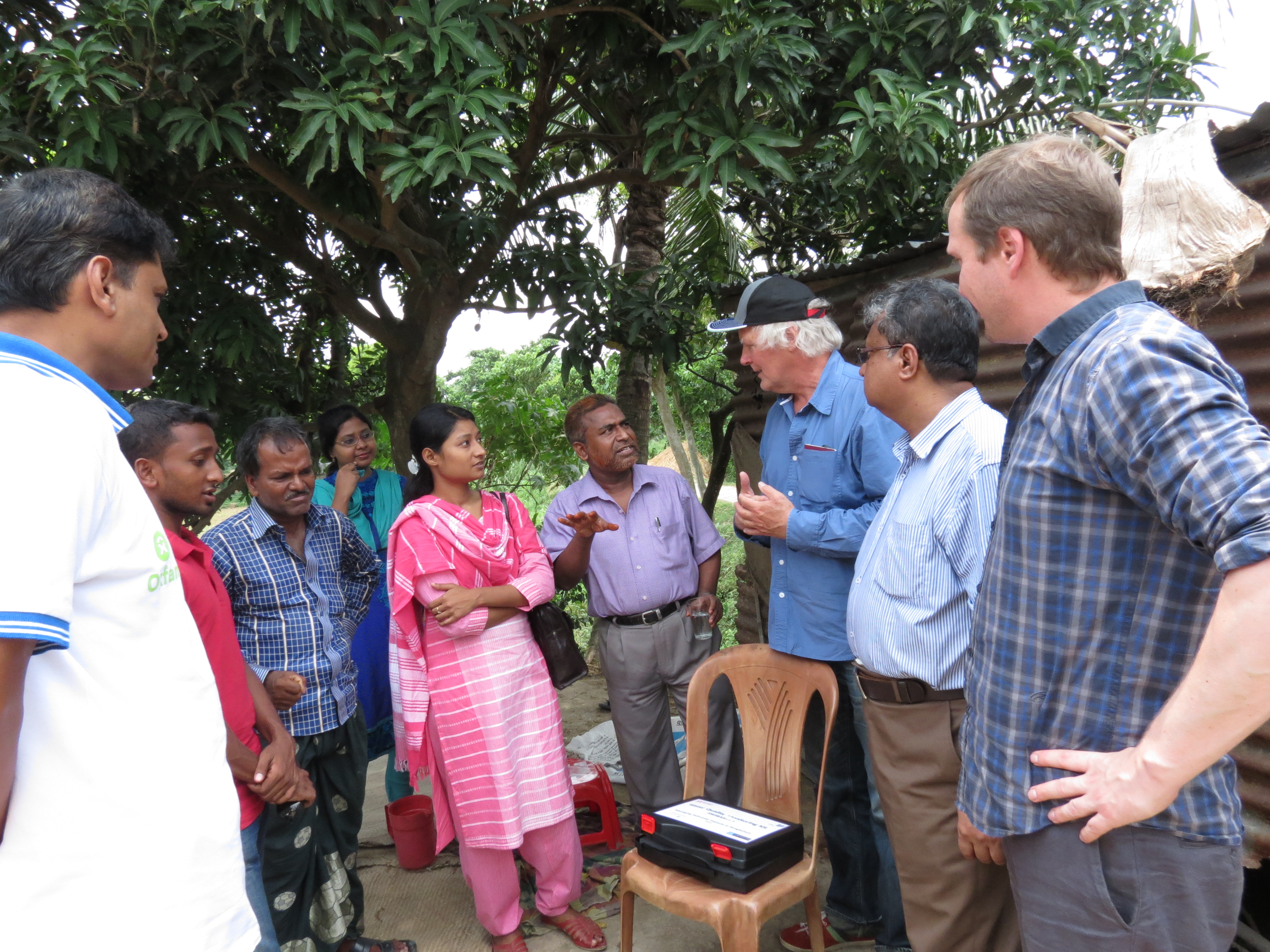 Figure 6. Roelof Stuurman discussing the monitoring of groundwater quality with the community Figure 6. Roelof Stuurman discussing the monitoring of groundwater quality with the community