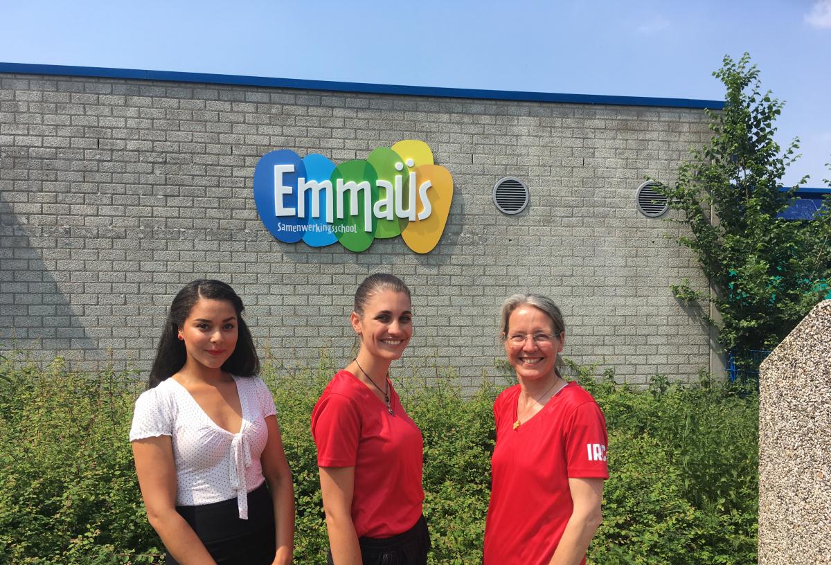 Elianey Kegel (Amnesty), Sara Bori (IRC) and Ingeborg Krukkert (IRC) before the Dutch primary school Elianey Kegel (Amnesty), Sara Bori (IRC) and Ingeborg Krukkert (IRC) before the Dutch primary school