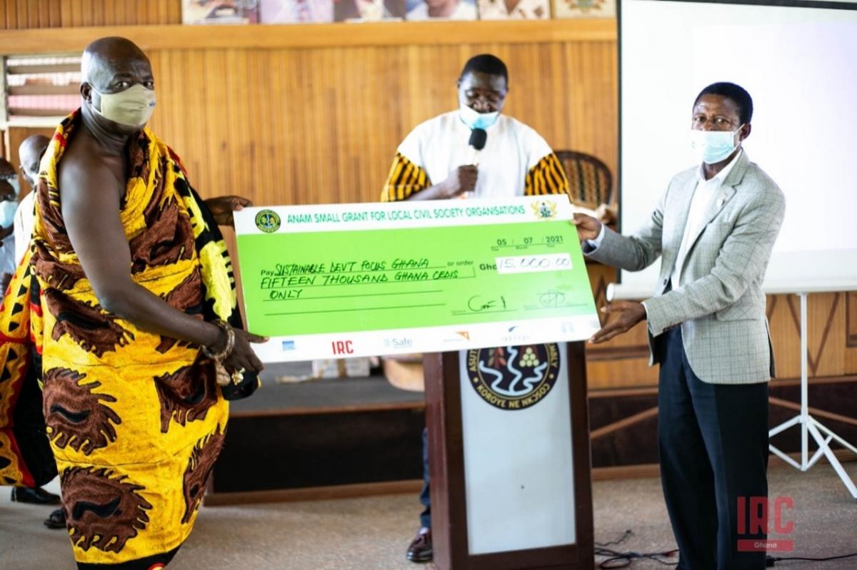 Saamanhene of Kenyasi No.1 Traditional Area, Nana Anim Dankwa presents grant cheque to 1st winner (Categories 1 & 2, SUDEF GHANA