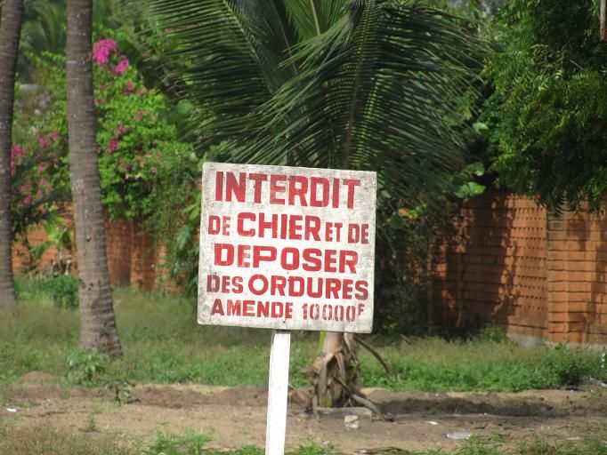 The fine for defecating or throwing rubbish is 10,000 CFA Francs or about 15 Euros. Sign forbidding open air defecation