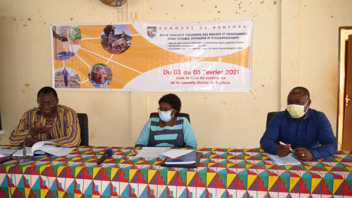 From left to right, Aboubakar Hema, Mayor of Banfora, Kouara Apiou/Kabore, Governor of the Cascades Region, and Richard Bassono WASH governance expert from IRC (Photo NR. Zohoun)
