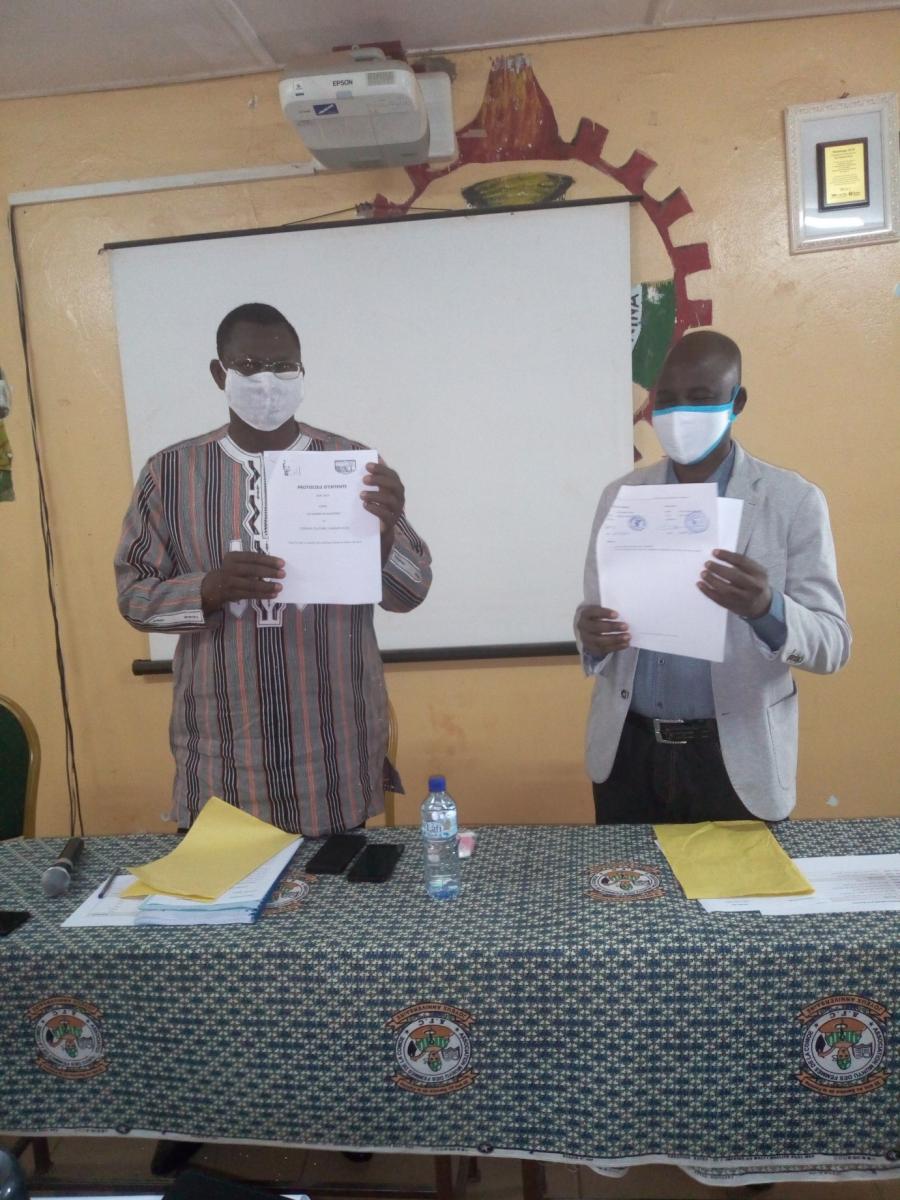 Echange de protocole signé entre ECG et Mairie de Banfora (Ph. N-R. ZOHOUN) Echange de protocole signé entre ECG et Mairie de Banfora (Ph. N-R. ZOHOUN)