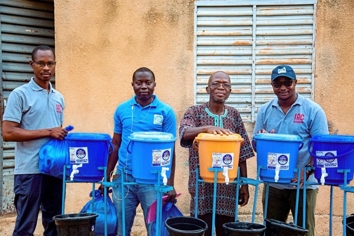 De gauche à droite, Ouattara Mamadou, chauffeur à IRC, Bancé Wahabou, assistant comptable à IRC, Zombra Tingandé Prosper, Directeur de l’école Gogaré A, Sidibé Ibrahim Ambassadeur de bonne volonté Eau, Hygiène et Assainissement (Ph. D. Zongo)