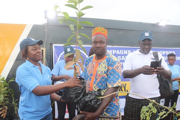 From left to right, Segda Roseline, Operations Manager at IRC; Zoungrana Edouard, Dagneoin naba of bangre zaaga (Ph. Production Universal)