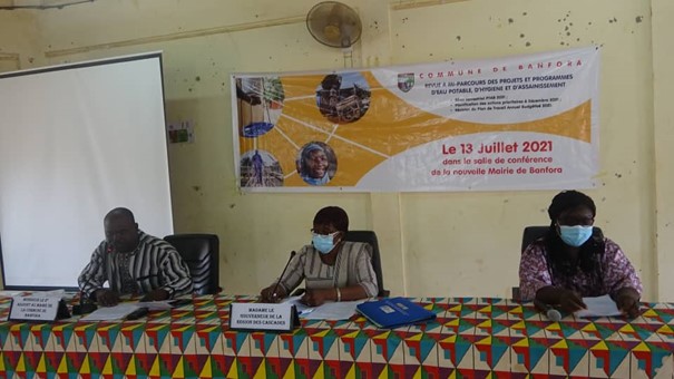 From left to right, Siaka Soulama, second deputy mayor of Banfora, Kouara Apiou/Kaboré, Governor of the Cascades Region, Benjamine Paré from IRC (PH. N-R. Zohoun)
