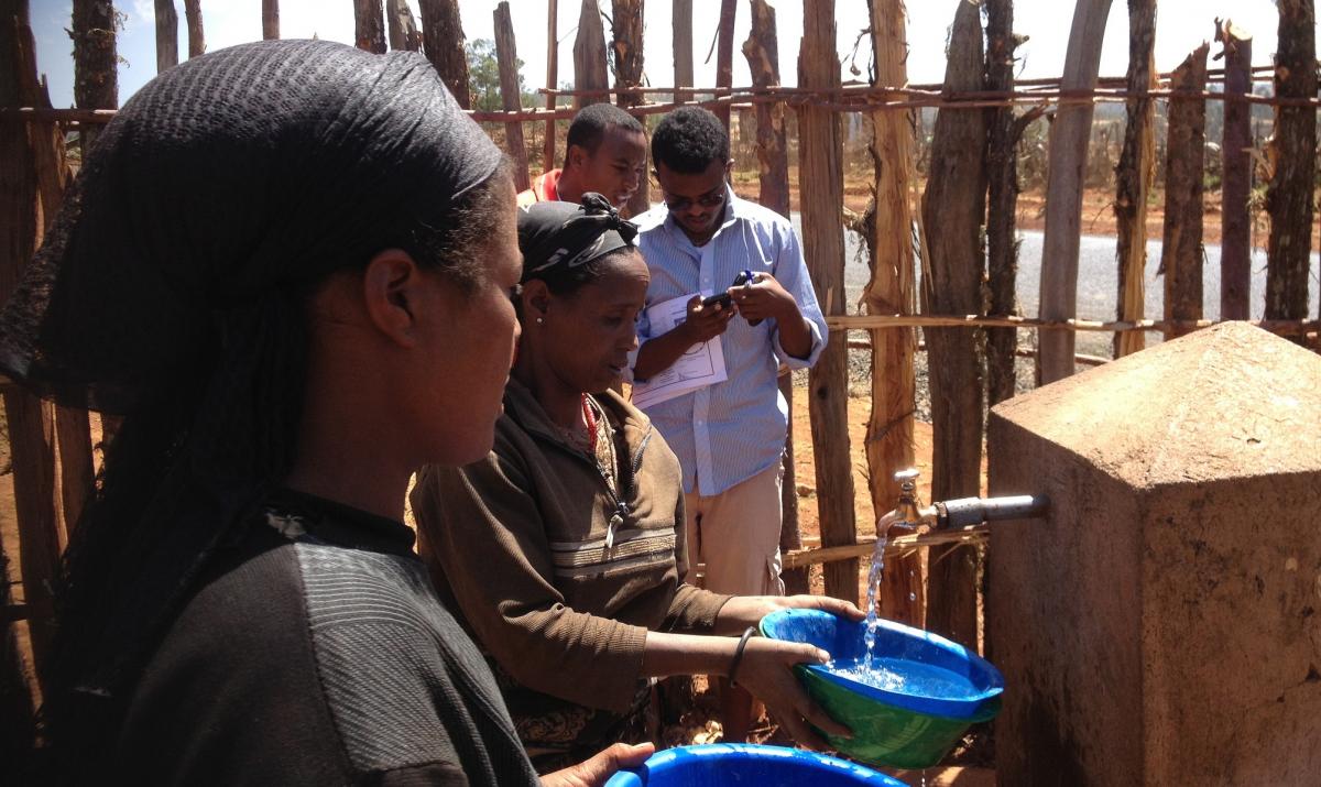 Monitoring with a smartphone in Ethiopia. Photo: IRC Monitoring with a smartphone in Ethiopia. Photo: IRC