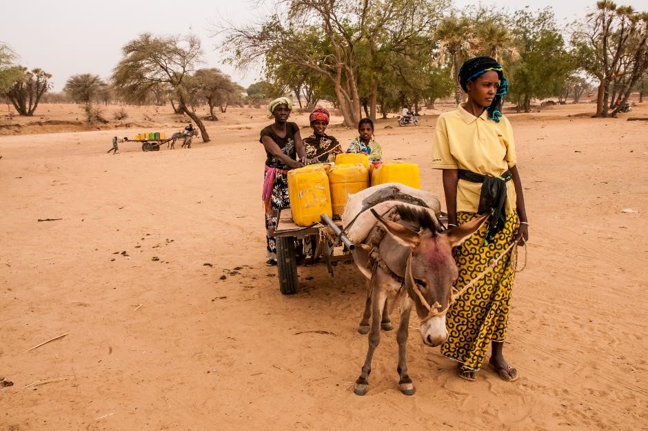 Woman fetching water in northern Burkina - © IRC Burkina Woman fetching water in northern Burkina - © IRC Burkina