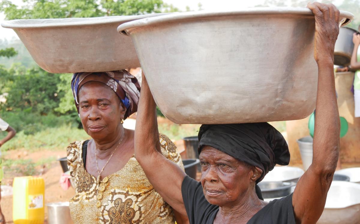 Women carrying water in Wamahinso, Asutifi North District, Ghana. Photo: Peter McIntyre/IRC Women carrying water in Wamahinso, Asutifi North District, Ghana