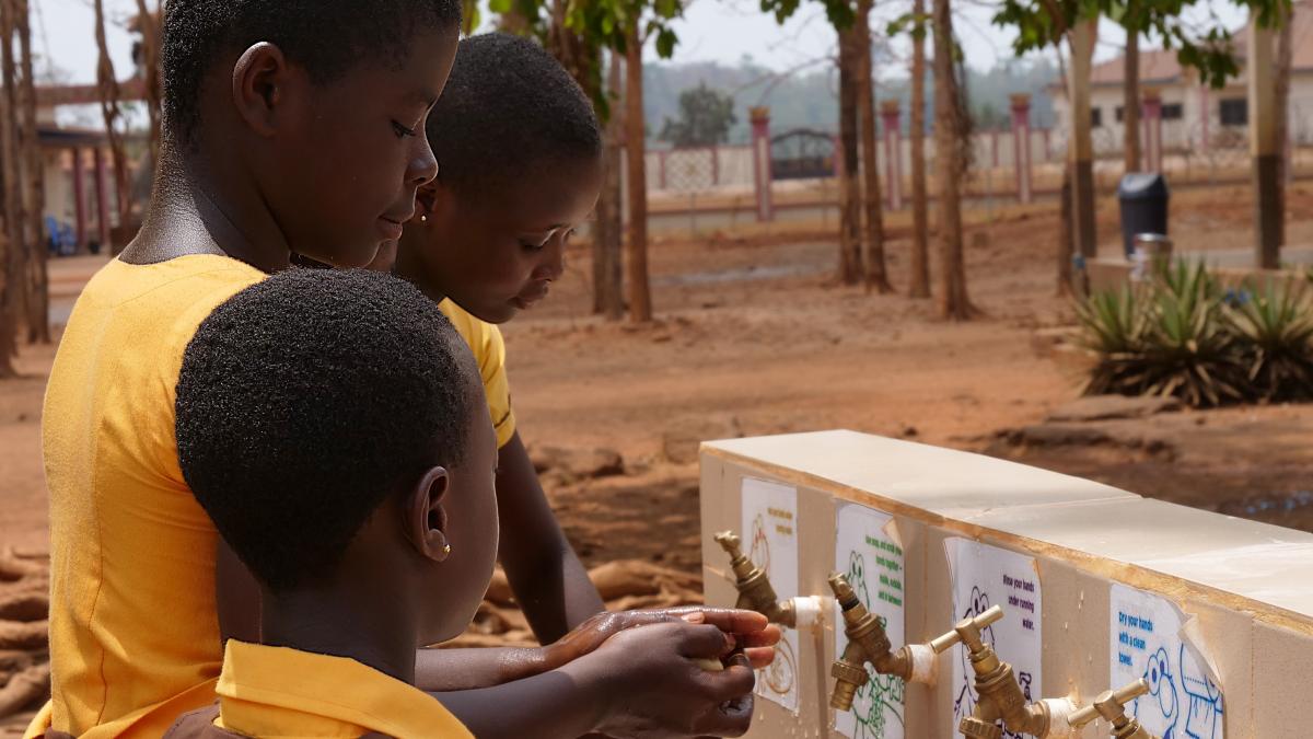 Girls wash hands in Kenyasi, Ghana - Image by Peter McIntyre