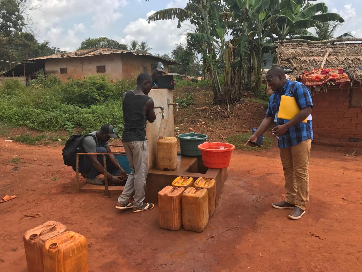 From left to right Crépin Mavoungou Makapou (WFG), a water user and Hilaire Dongobada (technical advisor for IRC and WFG) From left to right Crépin Mavoungou Makapou (WFG), a water user and Hilaire Dongobada (technical advisor for IRC and WFG)