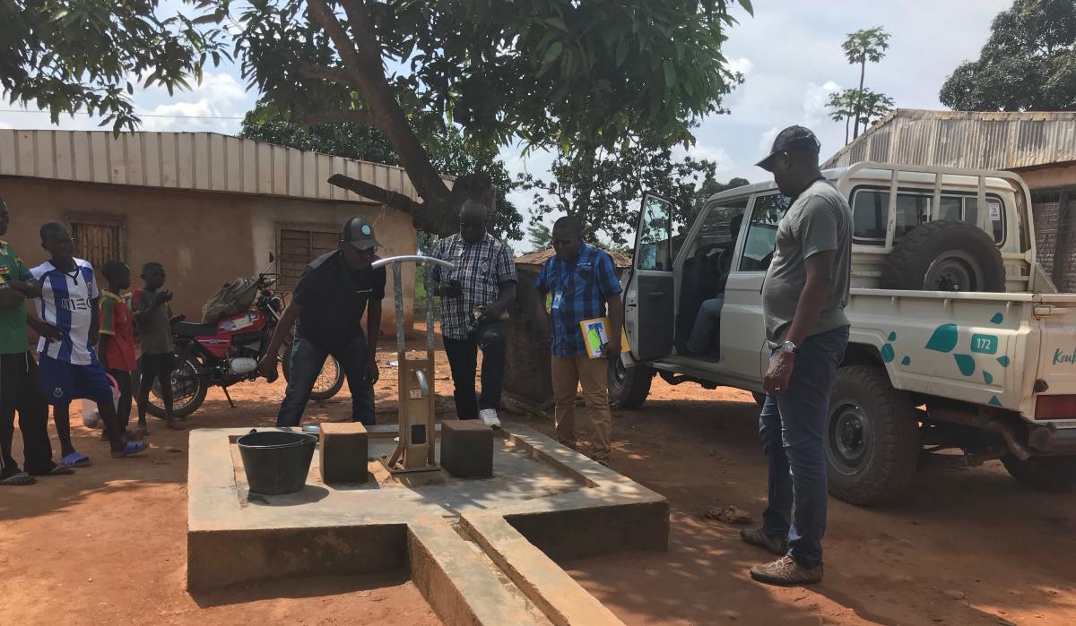 From left to right : Crépin Mavoungou Makapou (WFG), Noufé Sanza (WFG), Hilaire Dongobada (technical advisor IRC/WFG) and the Regional Director of Energy and Hydraulic Resources, Region 2. From left to right : Crépin Mavoungou Makapou (WFG), Noufé Sanza (WFG), Hilaire Dongobada (technical advisor IRC/WFG) and the Regional Director of Energy and Hydraulic Resources, Region 2.