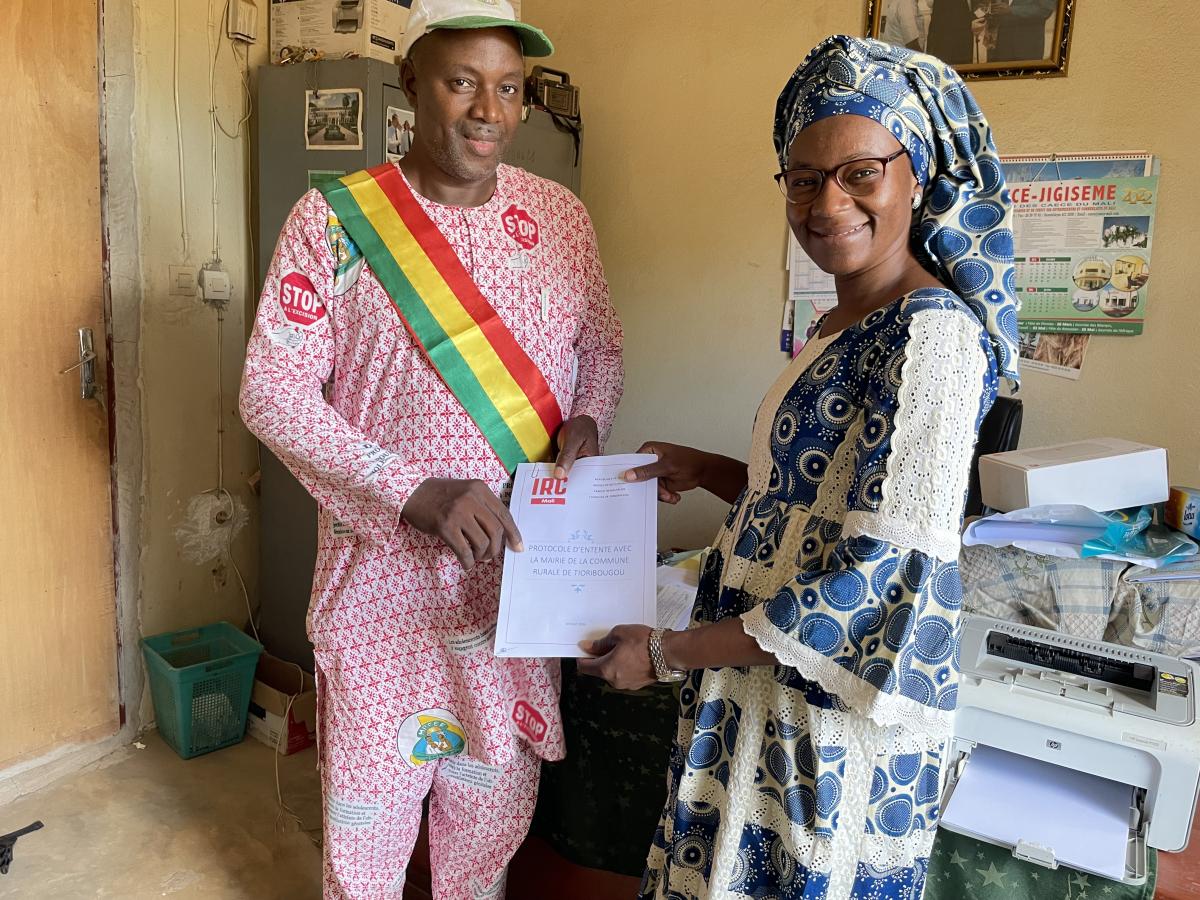 Photo : M. le maire de Tioribougou Moussa Diarra et la Directrice Pays de l’IRC WASH Mali Dr. Afou Chantal Bengaly