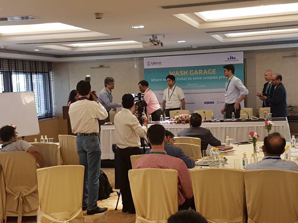 Prof. Jagan Shah, Director NIUA and Dr. Nagaraju from Mysore City Corporation confirm MoU. Photo: IRC Prof. Jagan Shah, Director NIUA and Dr. Nagaraju from Mysore City Corporation confirm MoU