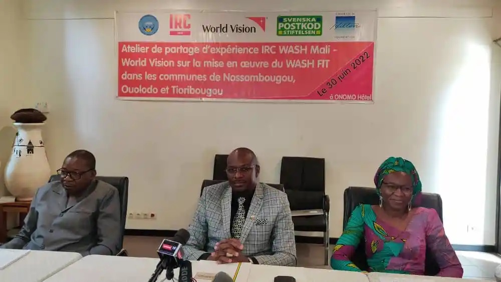 De gauche à droite : Mamane Amadou (World Vision), Hamadoun Dicko (Ministère de la Santé et du Développement Social) et Dr. Afou Chantal Bengaly (IRC)