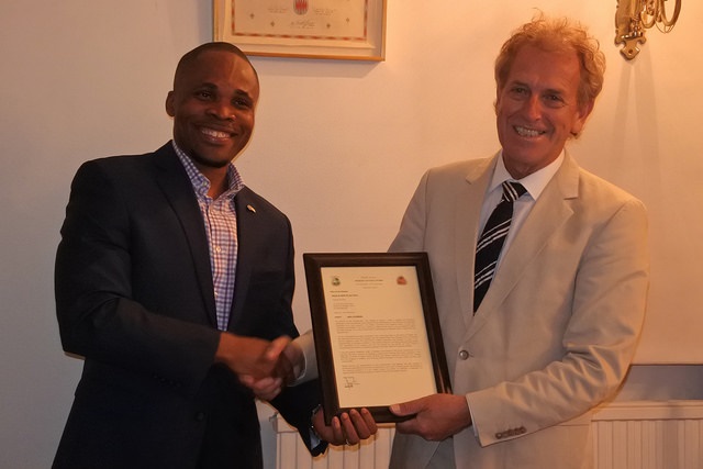 Dick van Ginhoven and George Yarngo, Assistant Minister