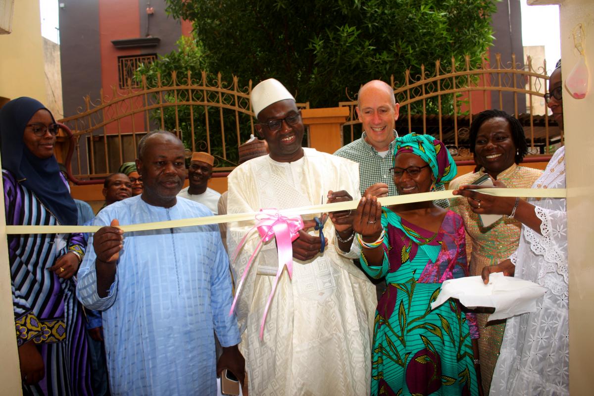 Coupure de Ruban à l'ouverture officielle du bureau de l'IRC Mali par le Directeur National de l'Hydraulique, Djoouro Bocoum
