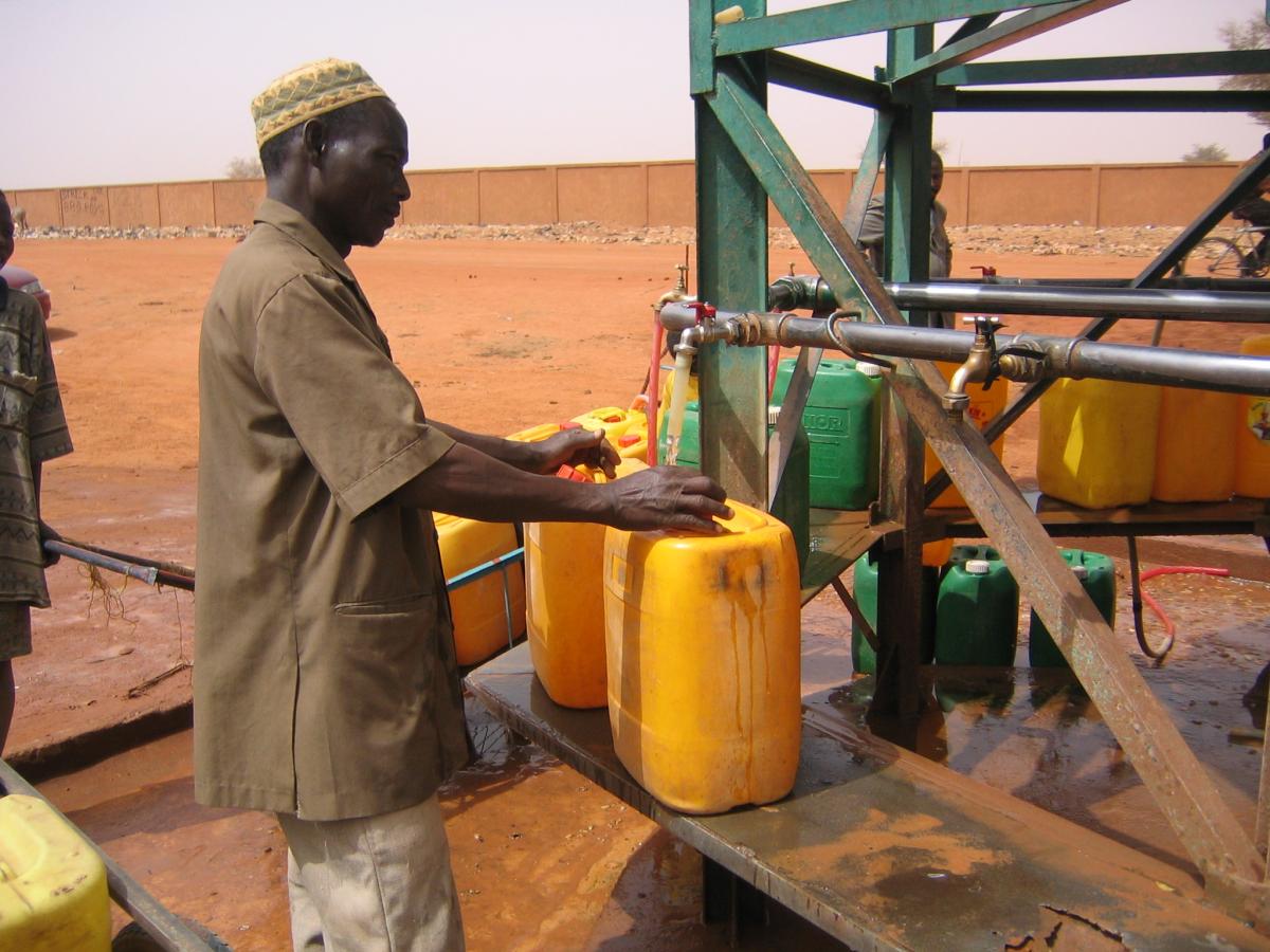 Filling jerry cans with water in Niger Filling jerry cans with water in Niger