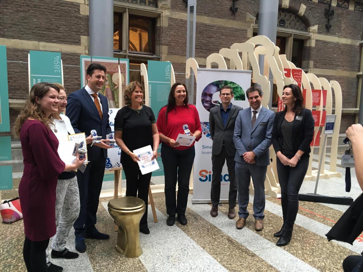 NGOs present manifesto to Dutch parliamentarians. Left to right: Anne Kuik (CDA), Corrie van Brenk (50 plus), Hayke Veldman (VVD), Ariette Brouwer (Simavi), Isabelle Diks (Groen Links), Paul vd Berg (Cordaid), Stef Smits (IRC) and Bertine Pries (Amref) NGOs present manifesto to Dutch parliamentarians