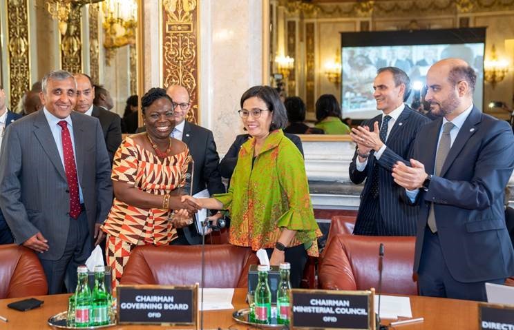Duti receives the 2019 OFID Annual Award from Indonesia’s Minister of Finance, HE Sri Mulyani Indrawati. Photo credit: OFID Multimedia