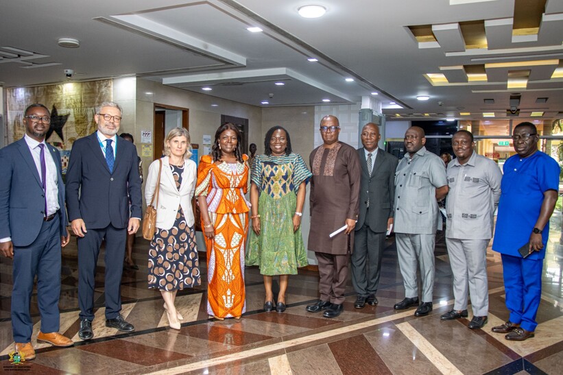 Stakeholders after the signing of the Presidential Compact for Ghana (From left SWA, UNICEF, World Bank, Minister of Sanitation and Water Resources, IRC, consultant and staff of the Ministry of Sanitation and Water Resources) Stakeholders after the signing of the Presidential Compact for Ghana (From left SWA, UNICEF, World Bank, Minister of Sanitation and Water Resources, IRC, consultant and staff of the Ministry of Sanitation and Water Resources)